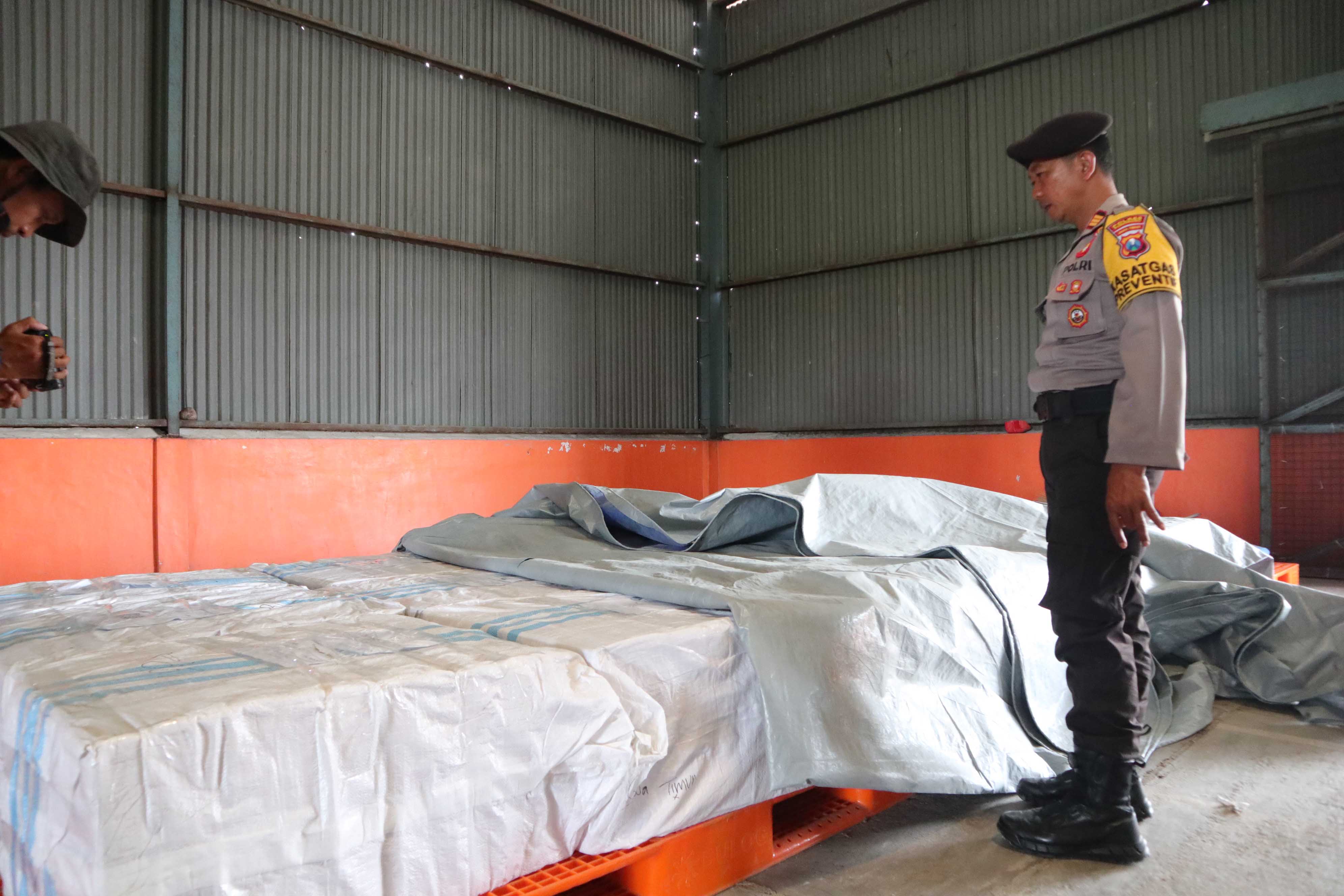 PENGAMANAN: Petugas melakukan pemeriksaan dan penjagaan logistik yang telah tiba di gudang KPU Ponorogo.&nbsp;(SUGENG DWI N./JAWA POS RADAR PONOROGO)