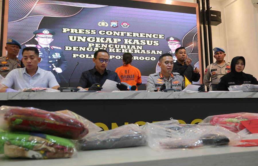RILIS KASUS : Kapolres Ponorogo menyampaikan pengungkapan peristiwa perampokan dan pembacokan pemilik Hotel Harmoni, Ngebel, kemarin (9/11). (SUGENG DWI N/JAWA POS RADAR PONOROGO)