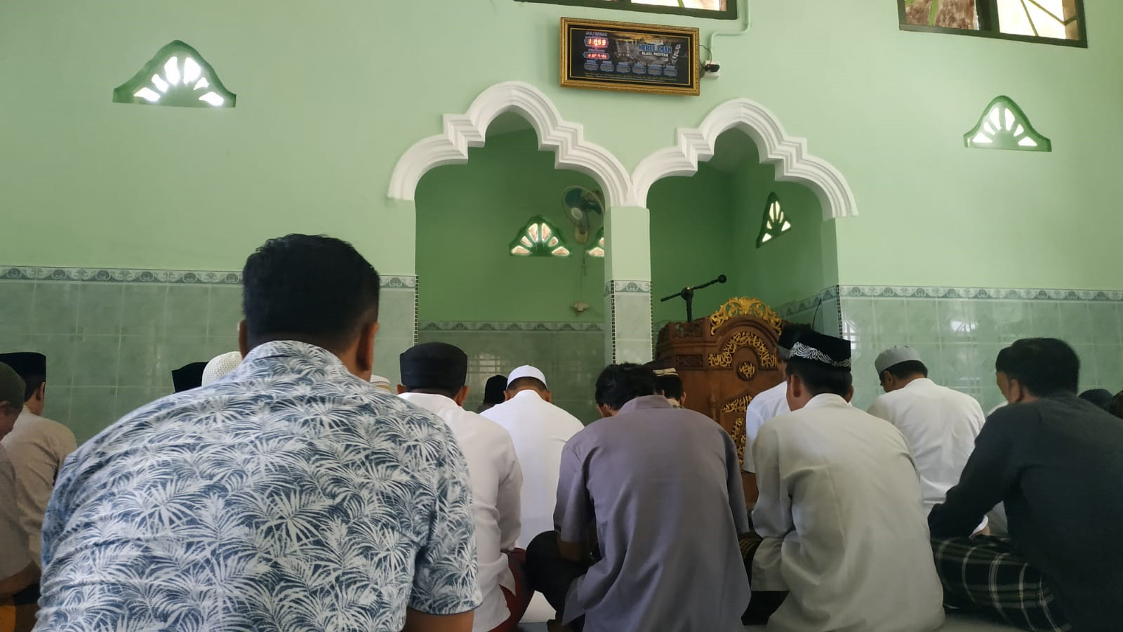 KHUSYUK: Jemaah Salat Jumat Masjid Nurul Iman, Lingkungan Slagi, Pacitan, berdoa untuk rakyat Palestina agar mendapat kekuatan dan ketabahan menghadapi kebrutalan Israel.&nbsp;(NUR CAHYONO/RADAR PACITAN)