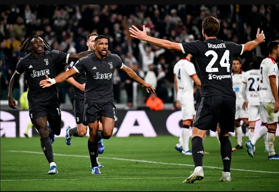 Dua pemain bertahan Juventus, Bremer dan Rugani, selebrasi gol kedua Juventus atas Cagliari. (Daniele Badolato - Juventus FC/Juventus FC via Getty Images)