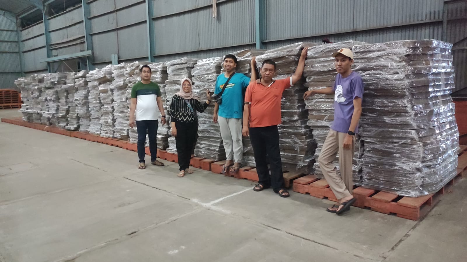 DATANG LAGI: KPU Ponorogo menerima distribusi logistik bilik suara yang tiba di Ponorogo Sabtu dini hari (11/11).&nbsp;(KPU UNTUK JAWA POS RADAR PONOROGO)