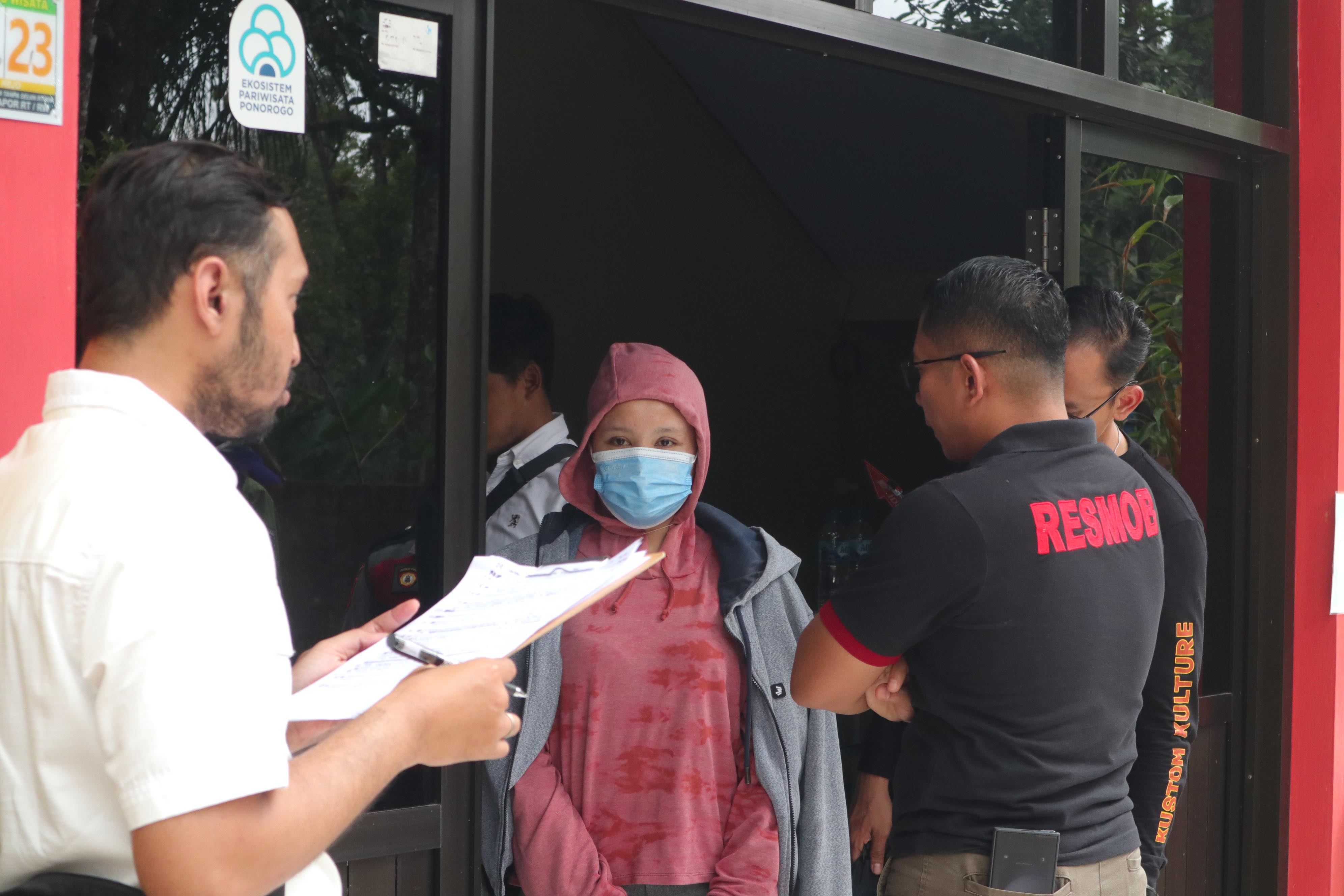 KALEM TAPI SADIS: Yunita Musa&rsquo;ad, tersangka perampokan dan pembacokan memperagakan sejumlah adegan saat rekonstruksi , kemarin (13/11). (SUGENG DWI N./JAWA POS RADAR PONOROGO)
