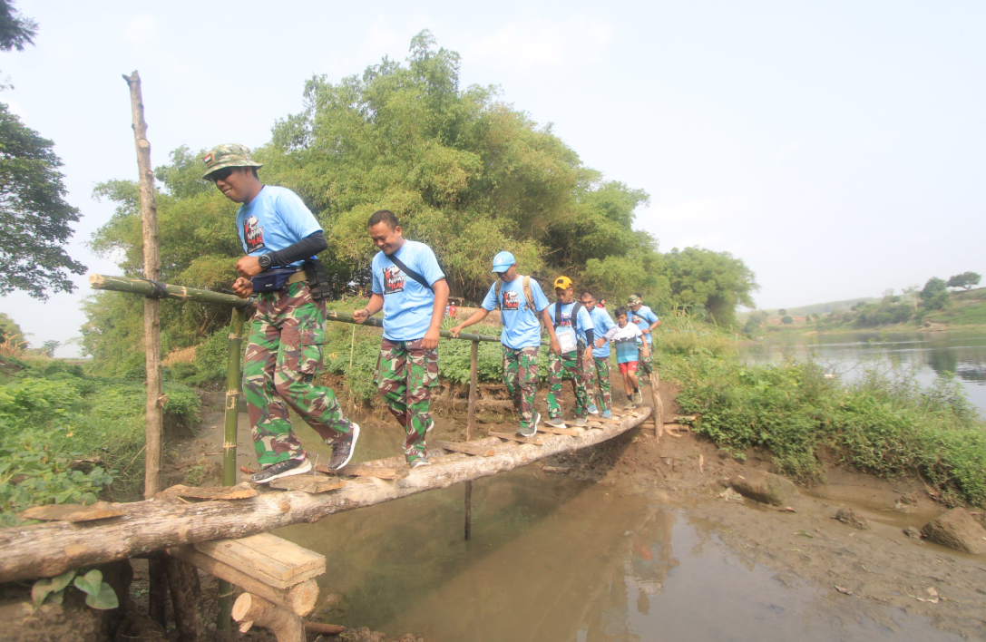 SERU: Peserta Napak Tilas Gubernur Suryo berhati-hati saat melintas di jembatan. (AJI PUTRA/RADAR NGAWI)