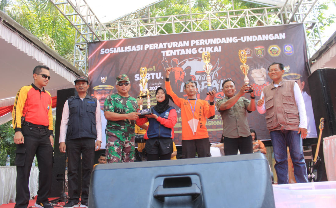 CONGRATS: Para juara Napak Tilas Gubernur Suryo menerima trofi. (AJI PUTRA/RADAR NGAWI)
