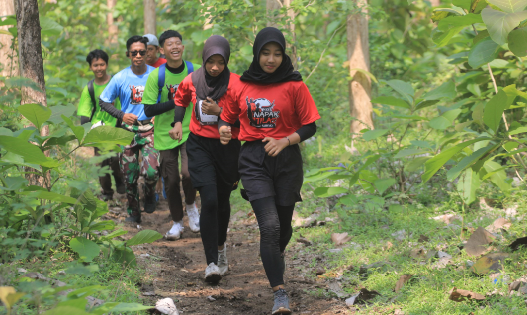 LEWATI HUTAN: Peserta Napak Tilas Gubernur Suryo berlari di tengah hutan jati. (AJI PUTRA/RADAR NGAWI)