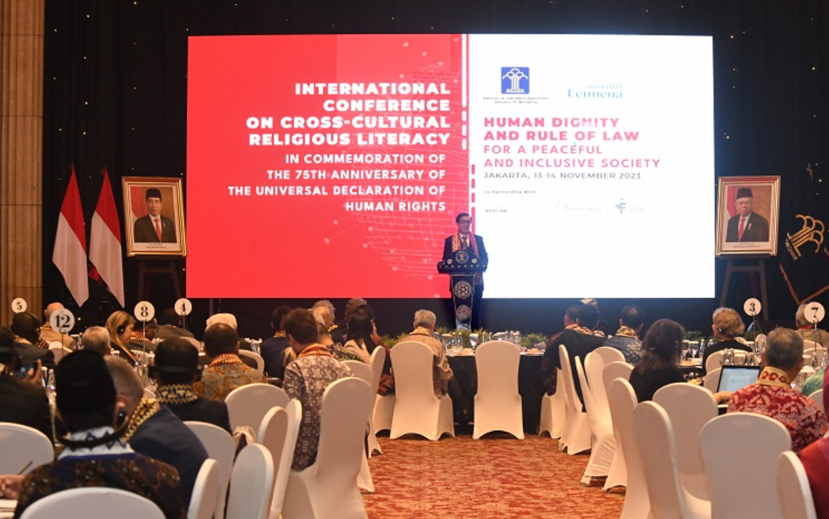 KONFERENSI INTERNASIONAL: Menkumham Yasonna H Laoly menyampaikan sambutan dalam International Conference on Cross-Cultural Religious Literacy, Senin (13/11). (KANIM PONOROGO)