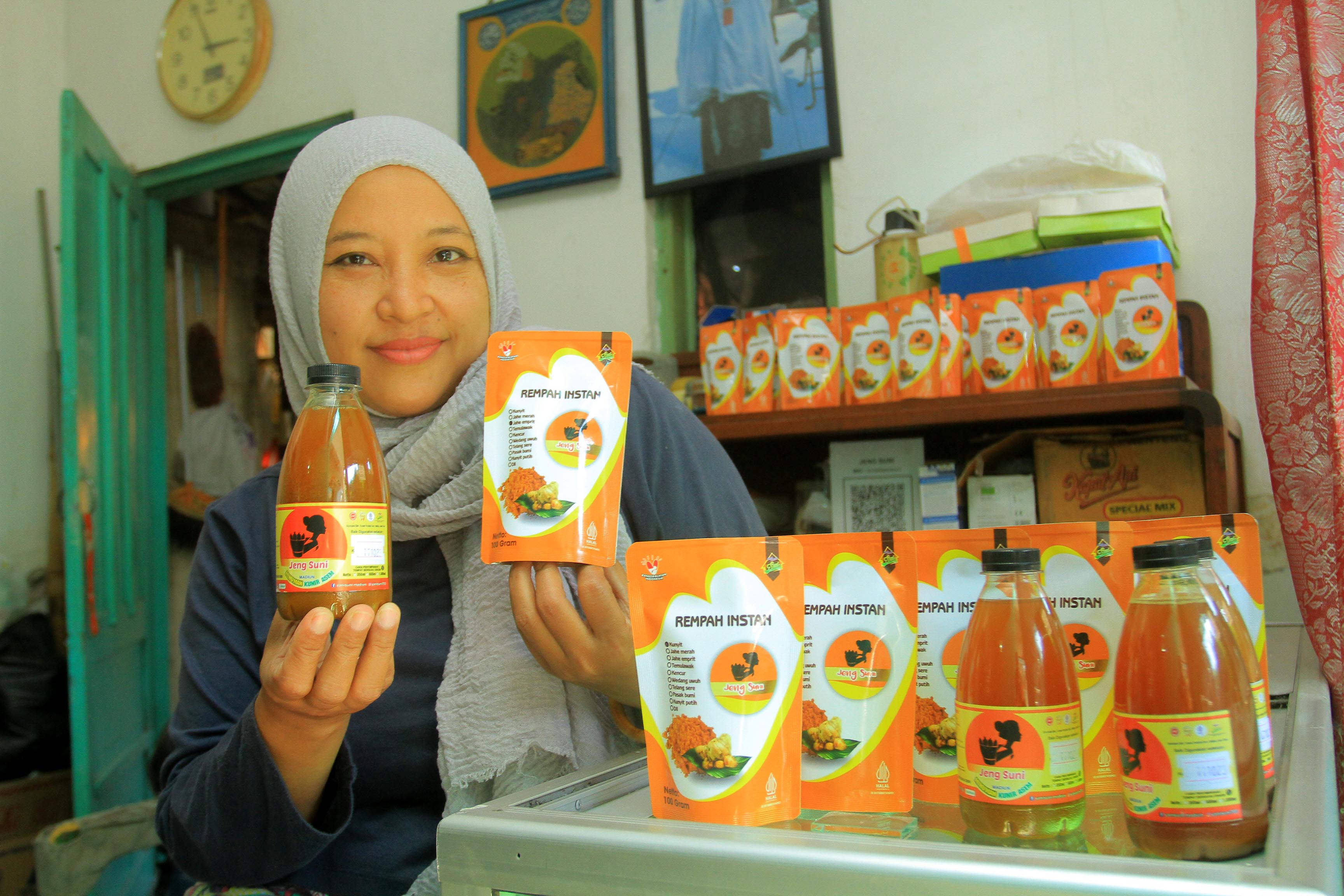 KREATIF: Sri Mariyani mengemas produk jamu tradisional buatannya secara modern untuk menarik minat kaum milenial. (BAGAS BIMANTARA/RADAR MADIUN)