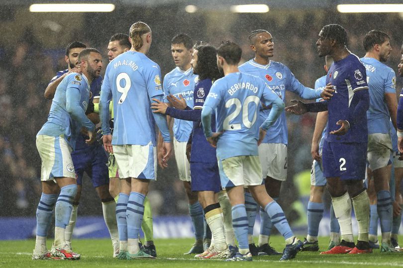 Perselisihan antar pemain Chelsea vs Manchester City dalam pertandingan pekan ke-12 Premier League 2023/24 di Stamford Bridge, Minggu (12/11) malam. (AP Photo/Ian Walton)