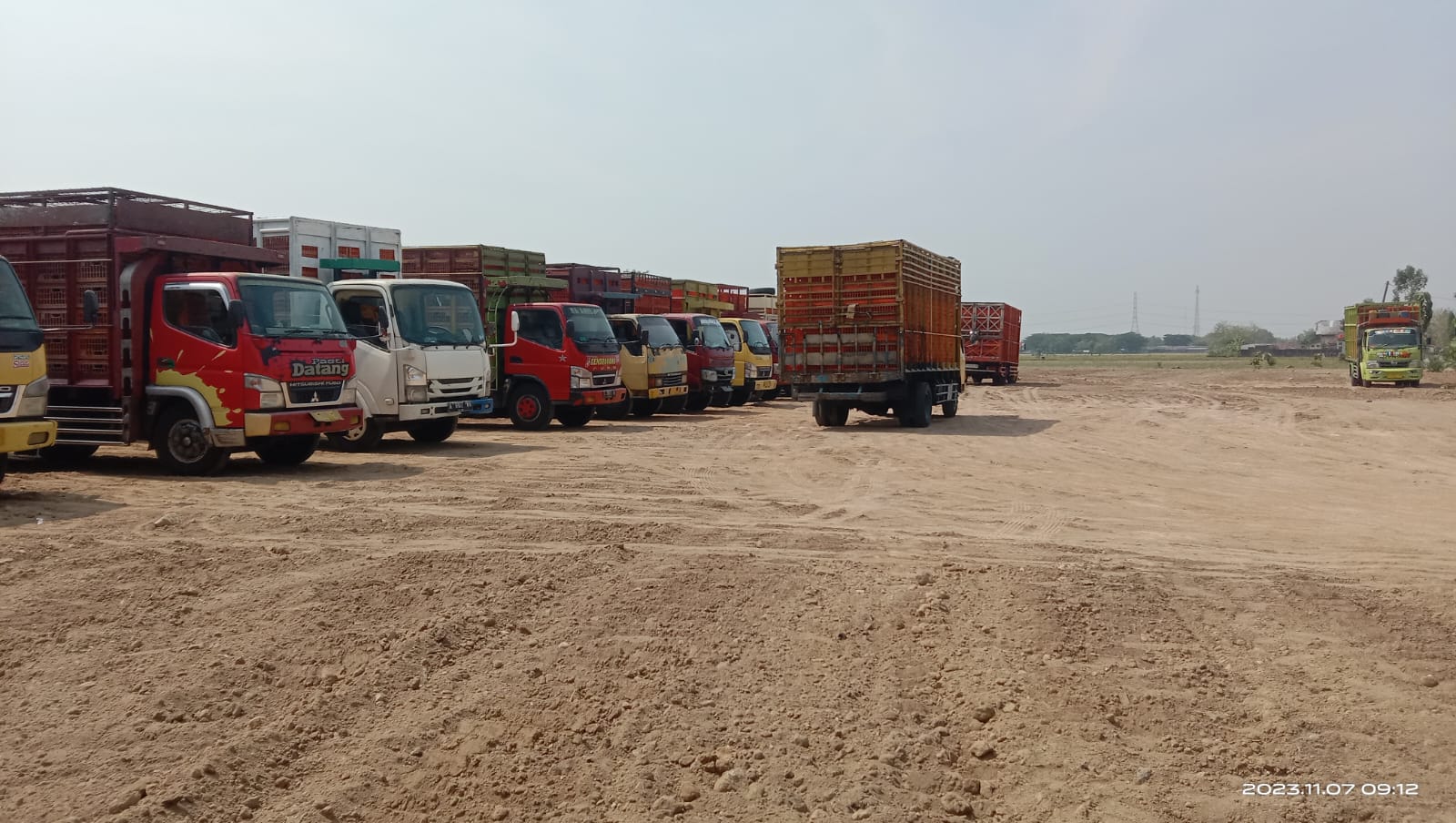 PELUANG: Pemanfaatan lapangan desa untuk lahan parkir truk sementara.&nbsp;(PEMDES PULEREJO)