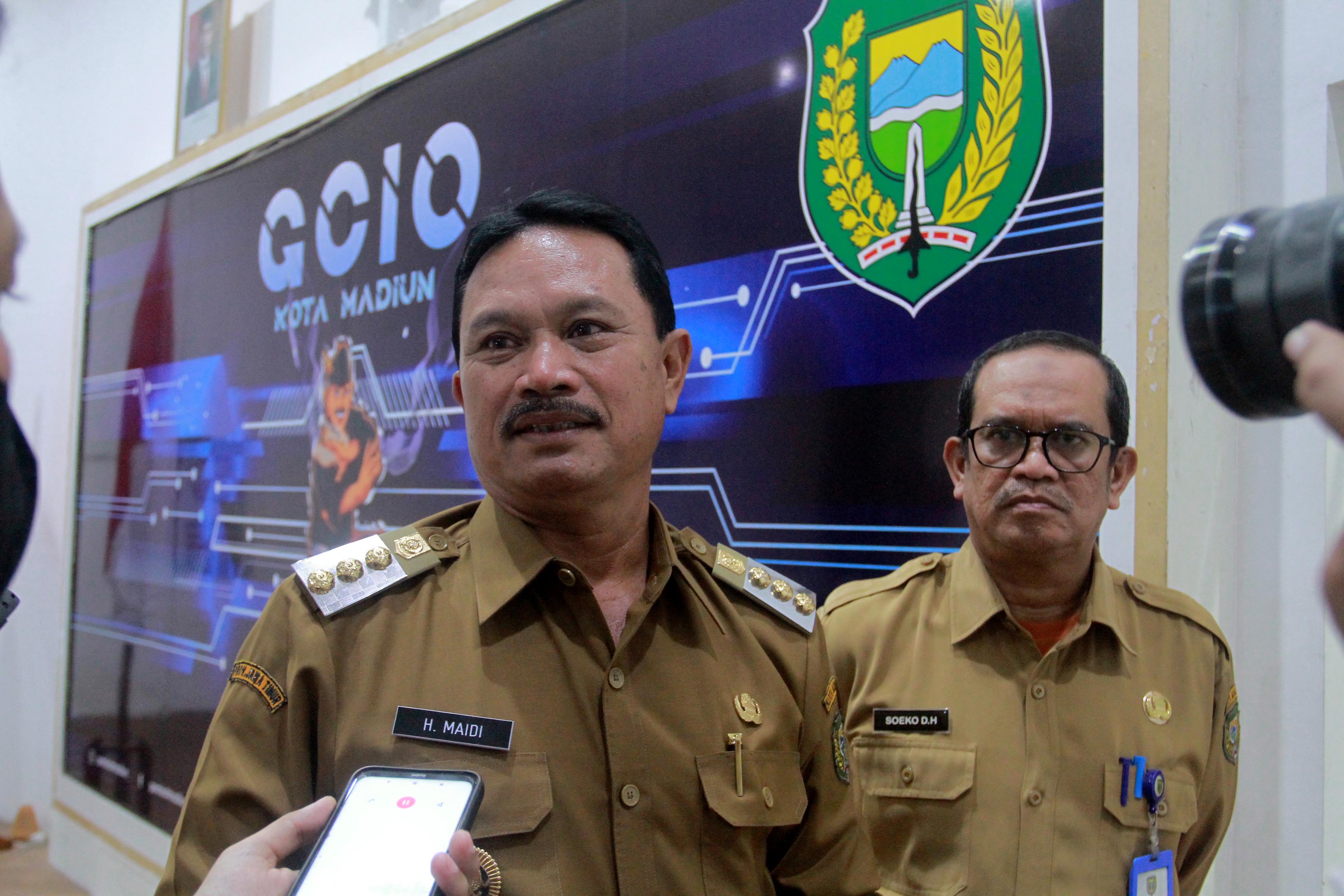 DICECAR: Wali Kota Madiun Maidi saat mengikuti evaluasi implementasi smart city tahap II di gedung GCIO kemarin (13/11). (BAGAS BIMANTARA/RADAR MADIUN)