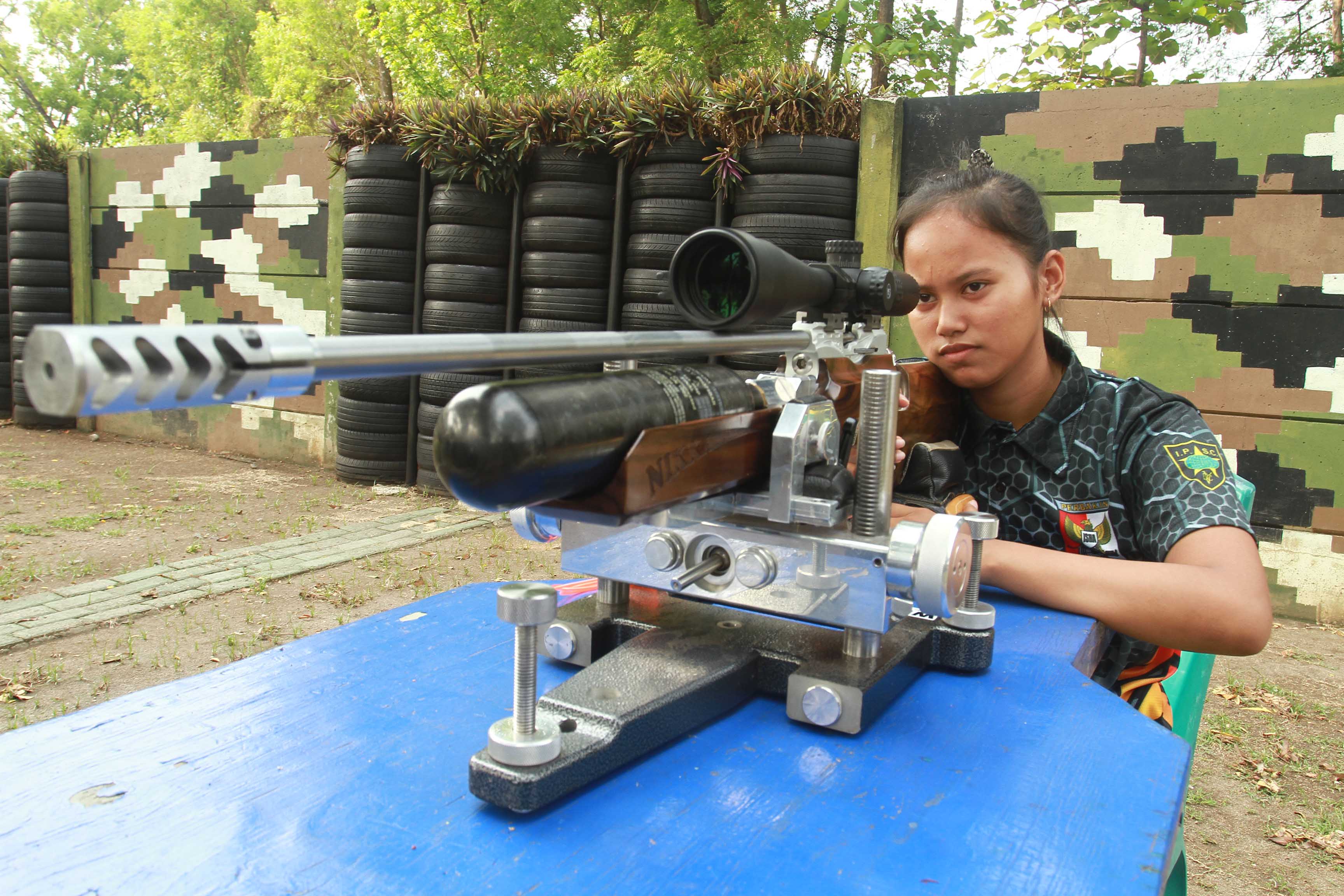 JITU: Andhin Nafilla Putri Ashari menjadi bibit anyar atlet menembak asal Kota Madiun. (BAGAS BIMANTARA/RADAR MADIUN)