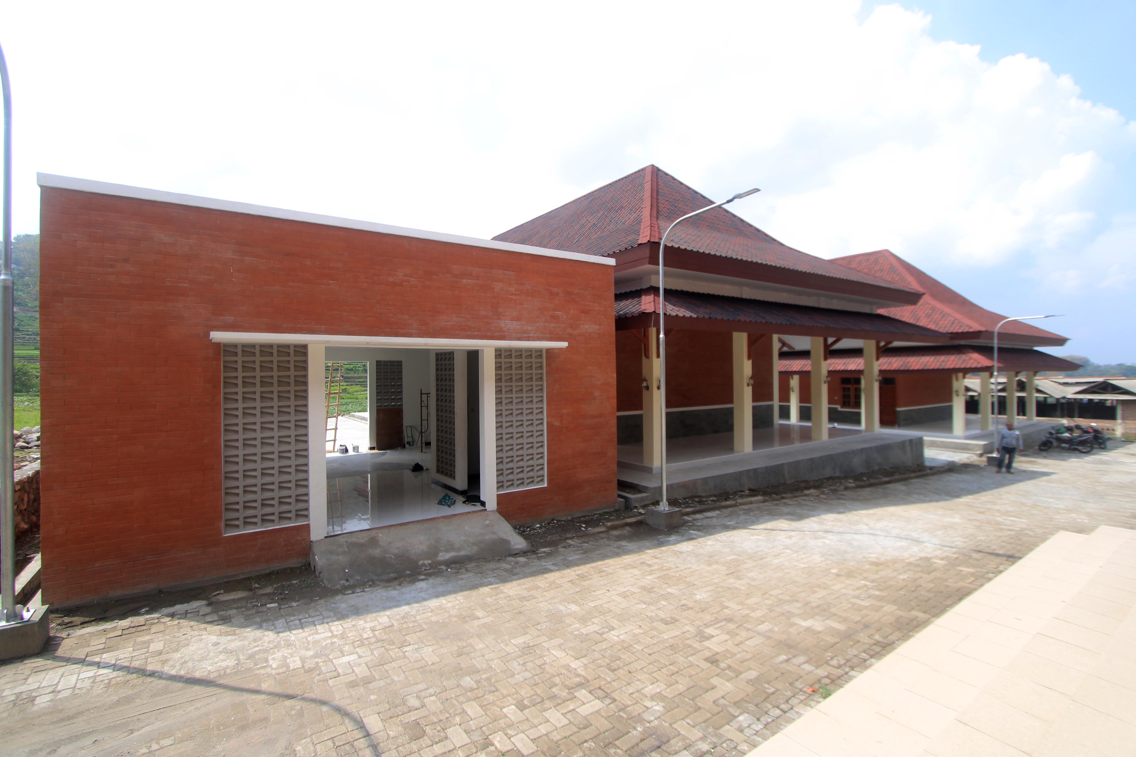 HAMPIR SELESAI: Kondisi pembangunan gedung Graha Pusat Literasi Magetan (GPLM) tahap III kemarin.&nbsp;(AJI PUTRA/JAWA POS RADAR MAGETAN)
