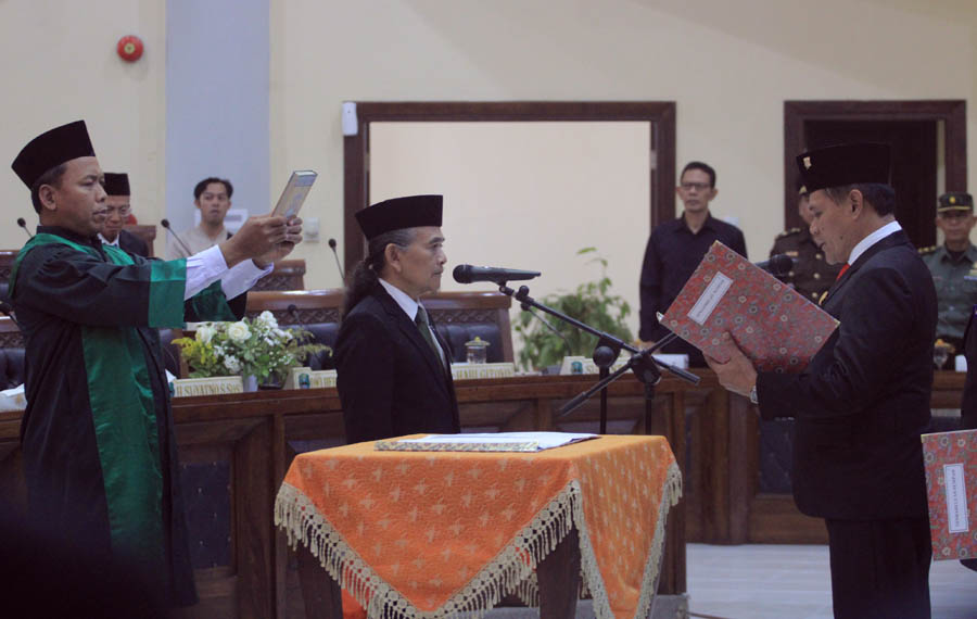 Ilustrasi Foto : Prosesi pengambilan sumpah dan janji PAW anggota DPRD Magetan beberapa waktu lalu.