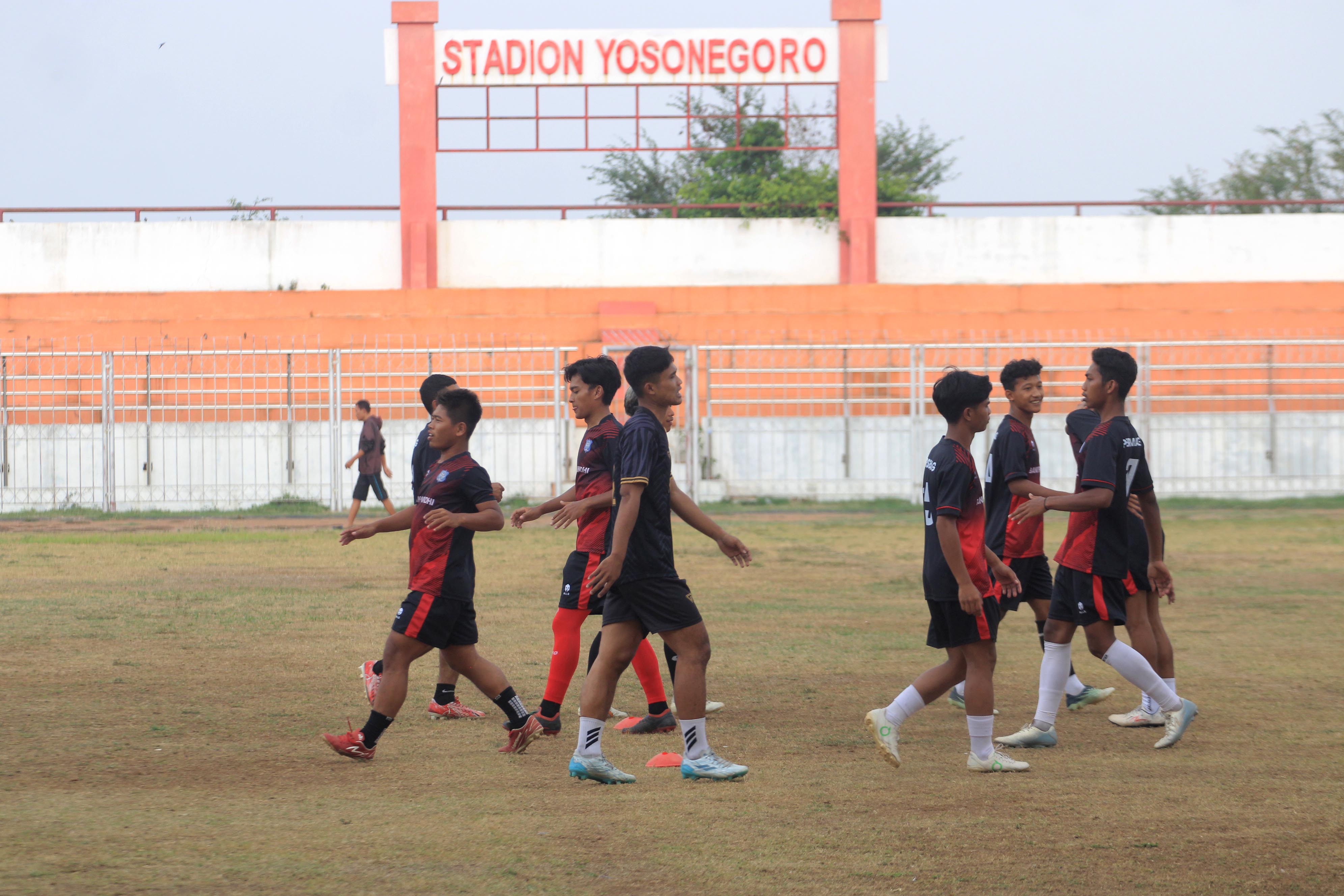 FOKUS: Suasana latihan Persemag di Stadion Yosonegoro menjelang Liga 3 Jatim 2023/2024.&nbsp;(AJI PUTRA/JAWA POS RADAR MAGETAN)