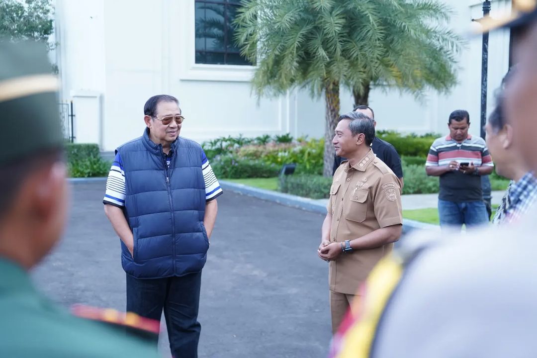 BERSUA: Susilo Bambang Yudhoyono atau SBY, bersama Bupati Pacitan Indrata Nur Bayuaji. (ISTIMEWA)