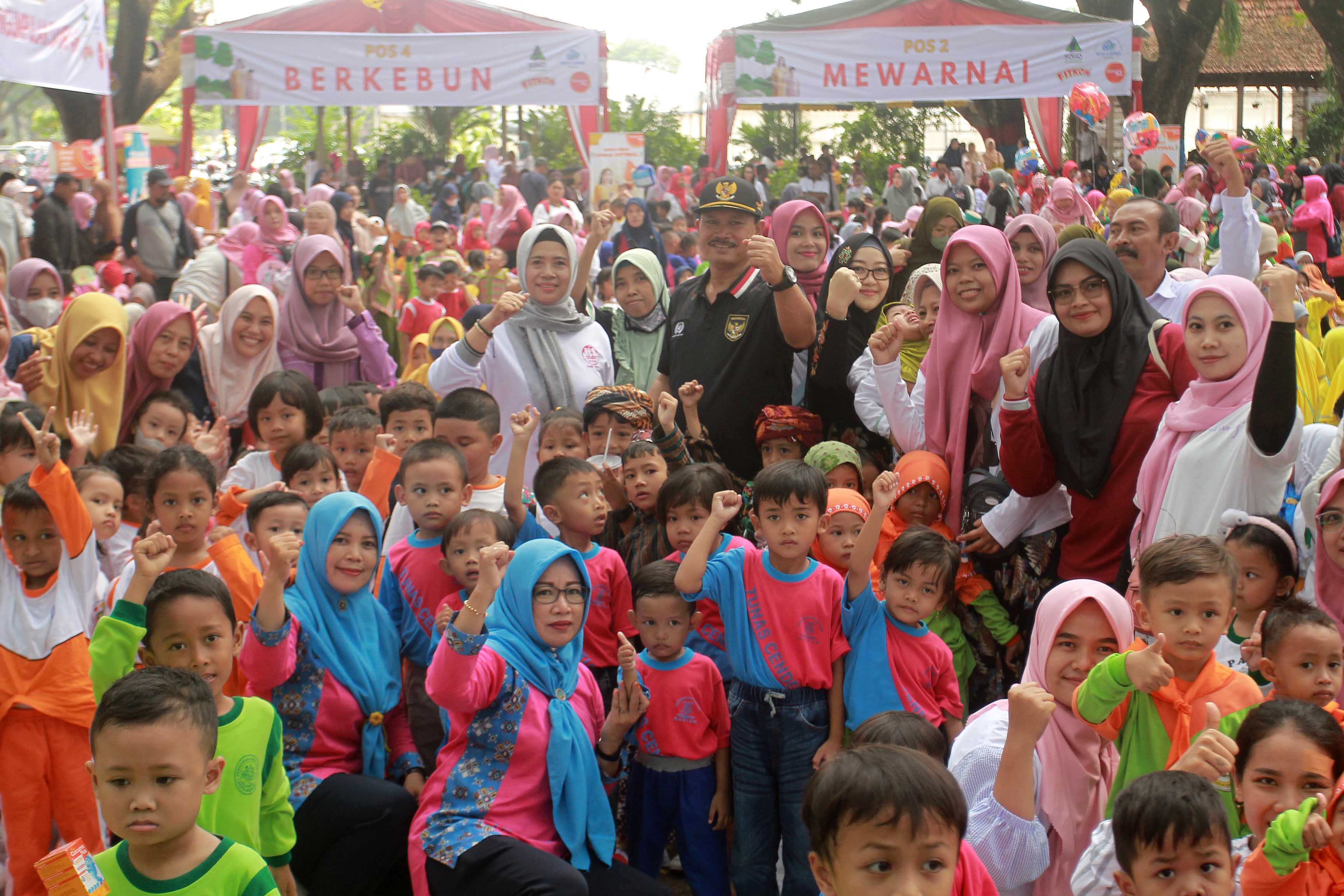 GENERASI EMAS: Wali Kota Maidi dan Kadindik Lismawati bersama dengan anak-anak PAUD di Ngrowo Bening kemarin (15/11).&nbsp;(BAGAS BIMANTARA/RADAR MADIUN)