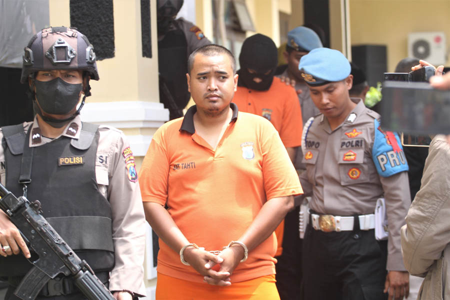 KENA BATUNYA: Sejumlah petugas menjaga YAP saat pers rilis di Polres Magetan Jumat (10/11) lalu. (AJI PUTRA/JAWA POS RADAR MAGETAN)