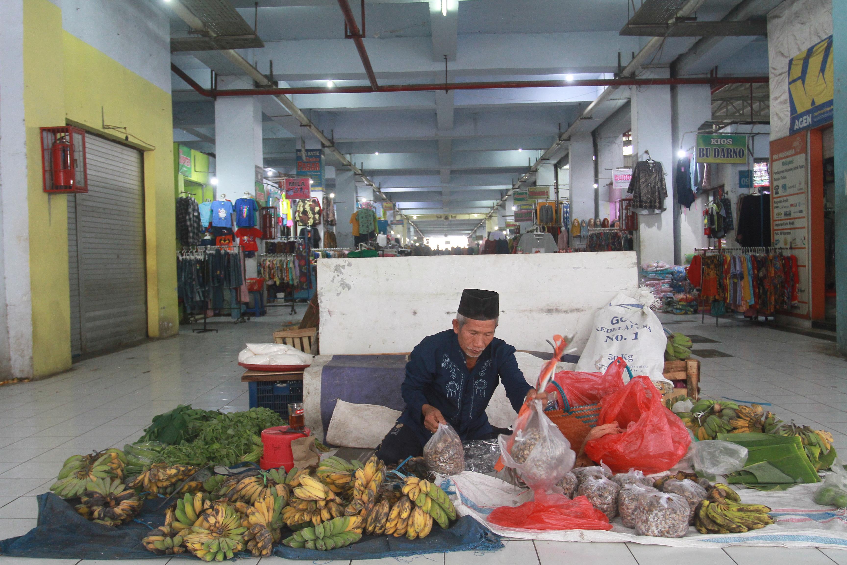 MENGAIS REZEKI: Pedagang ojokan menggelar lapak dagangannya di lantai dua Pasar Besar Madiun kemarin (14/11).&nbsp;(BAGAS BIMANTARA/RADAR MADIUN)
