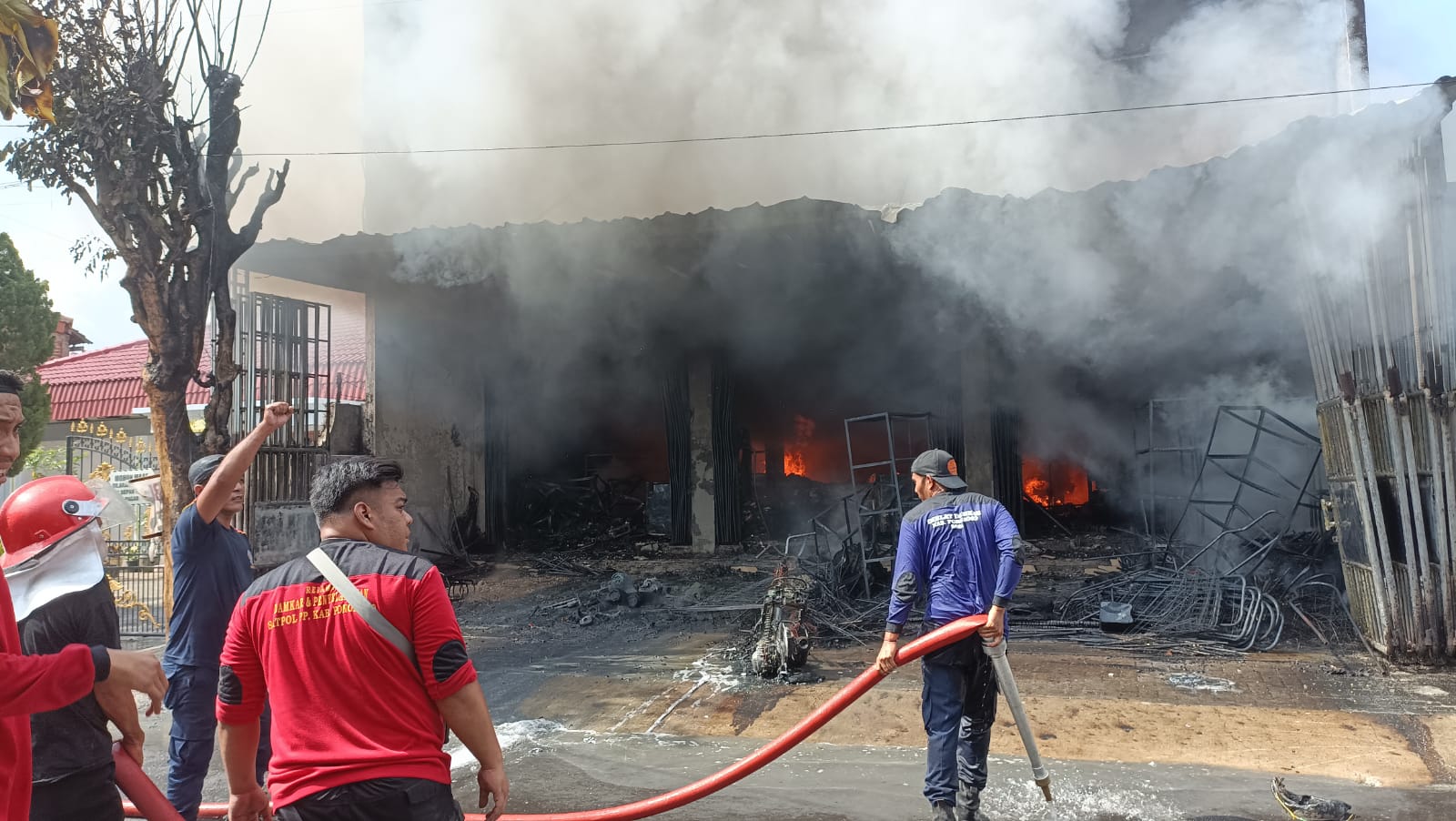 BERJIBAKU: Petugas Satpol PP dan Damkar berjibaku memadamkan kebakaran di toko grosir perabot rumah tangga Jalan Banda Ponorogo Jumat (17/11). (SUGENG DWI N./JAWA POS RADAR PONOROGO)