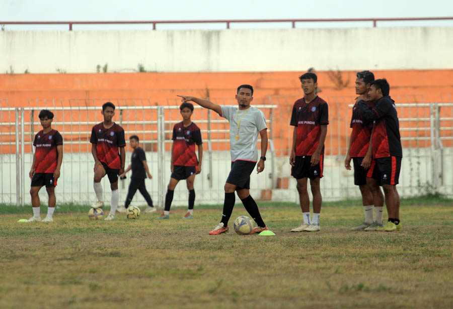 LATIHAN: Pelatih Persemag Magetan Windu Wibowo memberikan arahan ke pemain. (AJI PUTRA/JAWA POS RADAR MAGETAN)