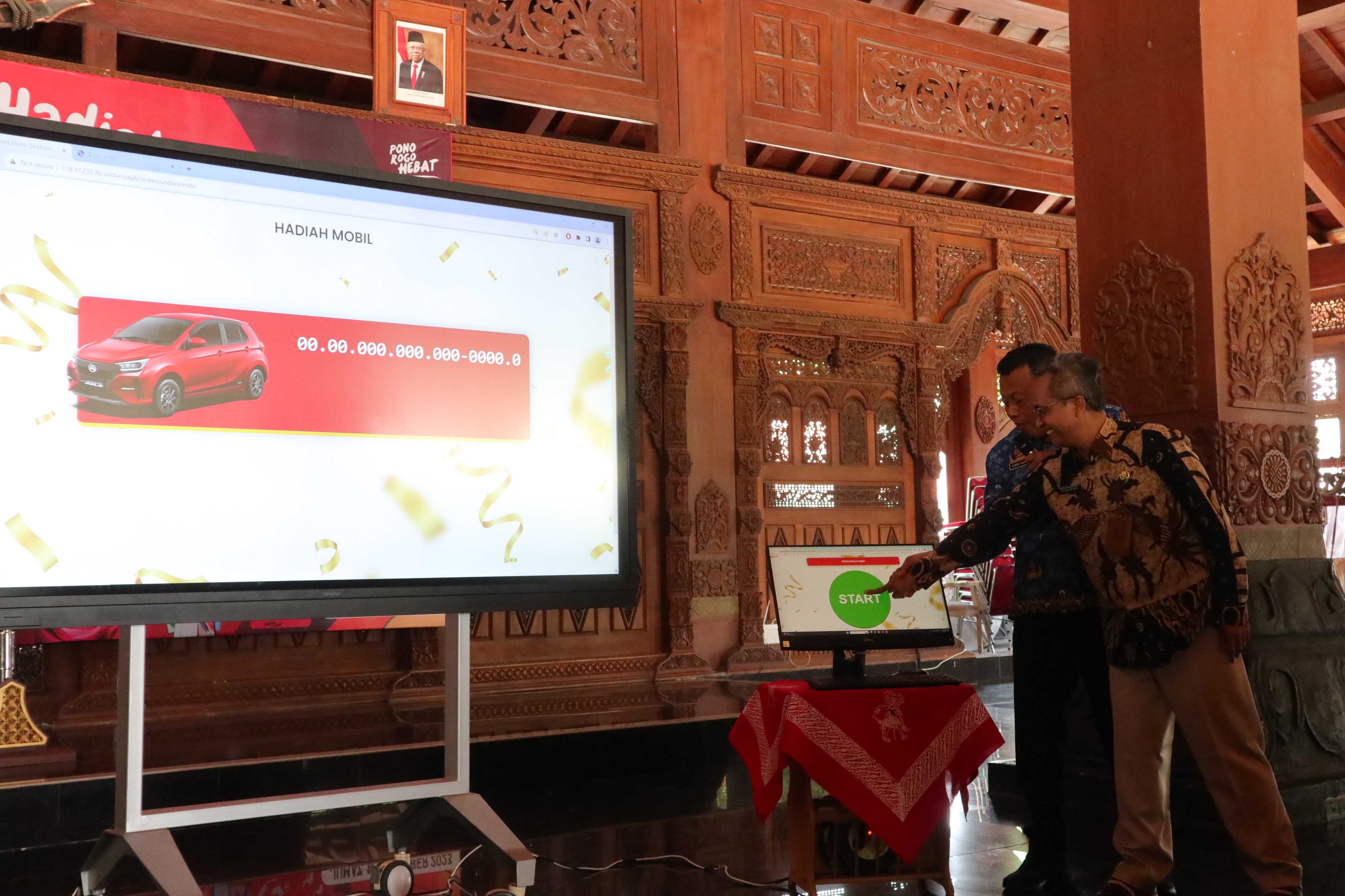 APRESIASI: Bupati Sugiri Sancoko mengundi langsung hadiah utama&nbsp;Pajak Ekstravaganza&nbsp;di Pendapa Ponorogo kemarin (17/11).&nbsp;(SUGENG DWI N./JAWA POS RADAR PONOROGO)