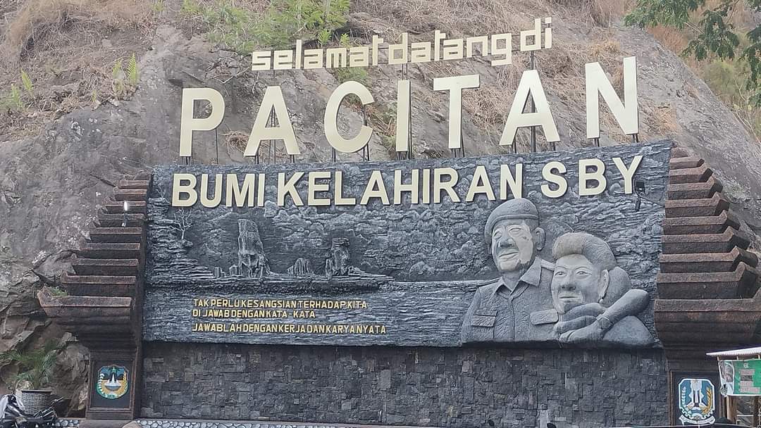BIKIN MALU: Relief SBY-Any di perbatasan Pacitan-Ponorogo didinyalir dibangun asal-asalan. Sehingga, visualisasi putra daerah Pacitan itu sangat jauh dari aslinya. (ISTIMEWA)