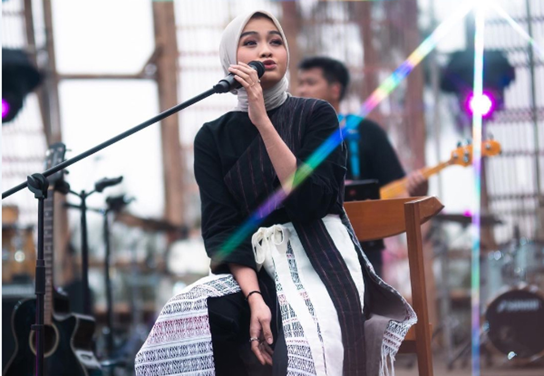 Salma Salsabil saat tampil di Jazz Gunung Bromo. (Instagram/@salmasalsabil12)