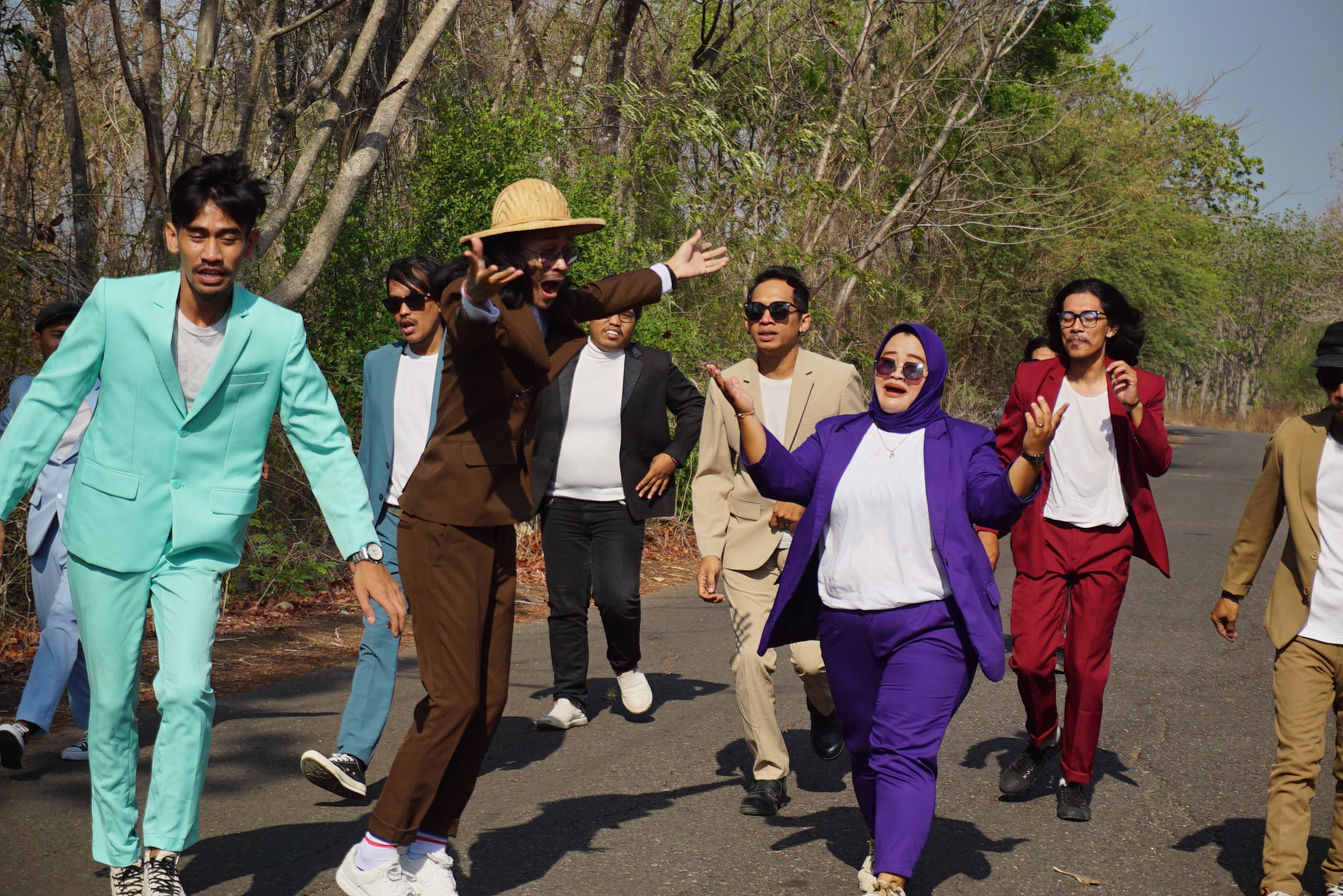 KONSISTENSI: Single perdana&nbsp;Kawan Gambreng&nbsp;yang dirilis Band Hompimpah mendapat sambutan pecinta musik keroncong ska.&nbsp;(HOMPIMPAH UNTUK RADAR MADIUN)