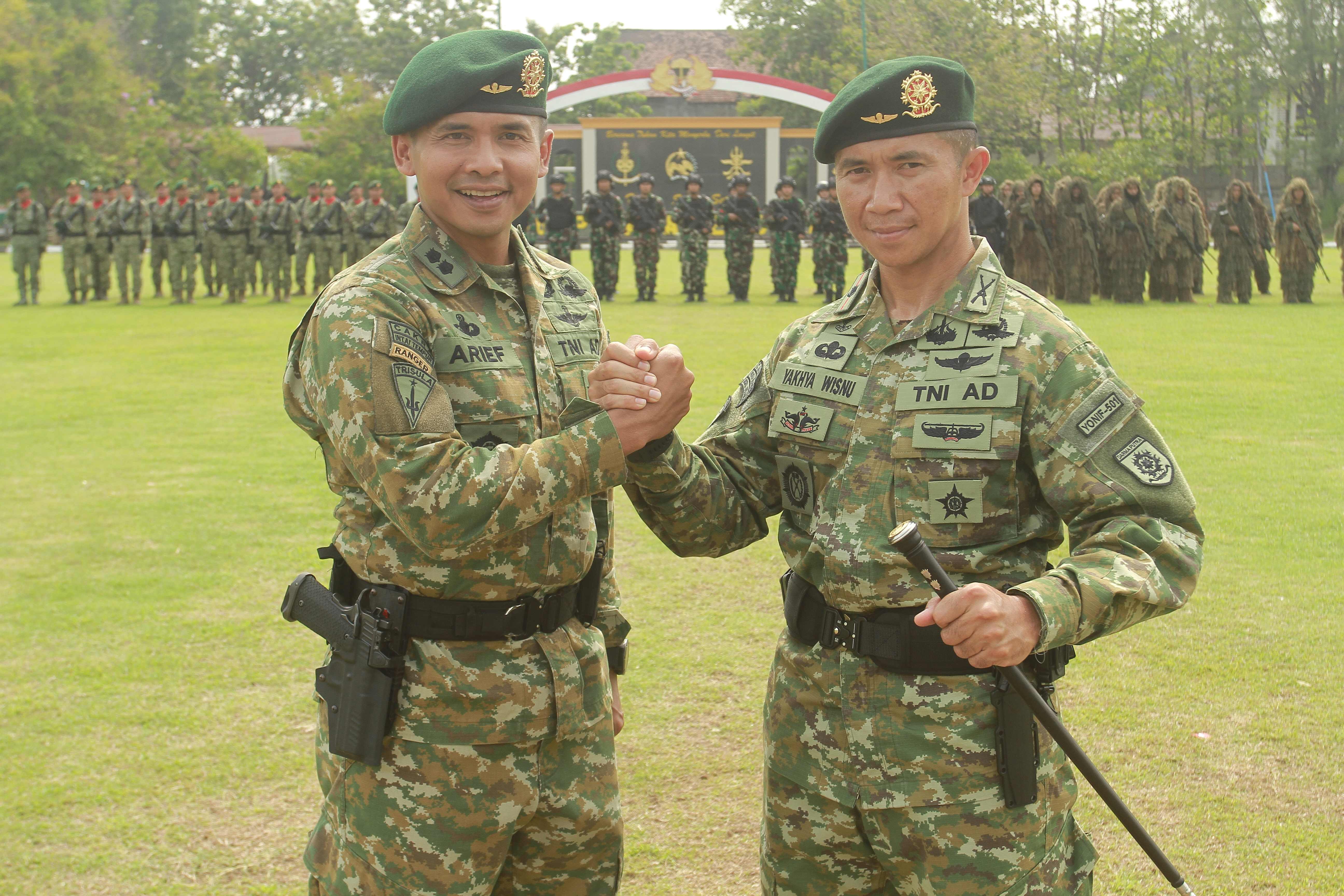 SERTIJAB: Mayor Inf Yakhya Wisnu Arianto menggantikan Letkol Inf Arief Widyanto sebagai&nbsp;Danyonif Para Raider 501/Bajra Yudha. (BAGAS BIMANTARA/RADAR MADIUN)