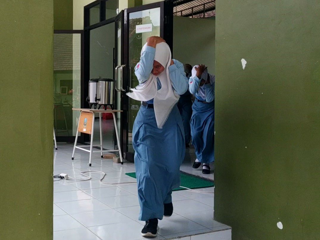 PENTING: Siswa dan guru SMKN 1 Sudimoro dilibatkan langsung dalam simulasi mitigasi bencana, Selasa (14/11) lalu.&nbsp;(NUR CAHYONO/RADAR PACITAN)