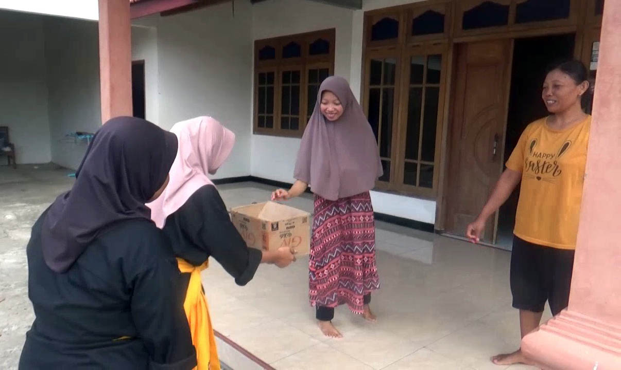 PEDULI: Warga NU gandeng paguyuban pesilat galang donasi peduli Palestina di Desa Sidorejo, Wungu, Kabupaten Madiun, kemarin (19/11). (DIAN RAHAYU/JAWA POS RADAR CARUBAN)