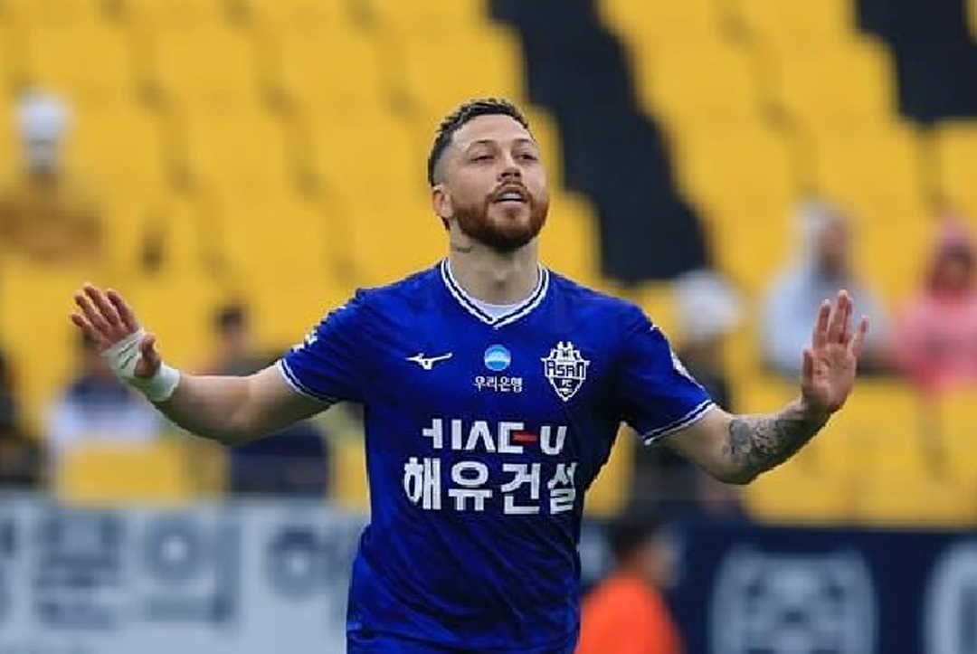 Robson Duarte saat masih berseragam Chungnam Asan di liga Korea. (Instagram/@robson_duarte93)