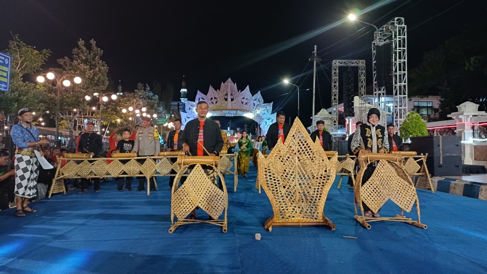 MERIAH: Bupati Indrata Nur Bayuaji ikut memeriahkan Festival Ronthek 2023 Pacitan. (NUR CAHYONO/RADAR PACITAN)