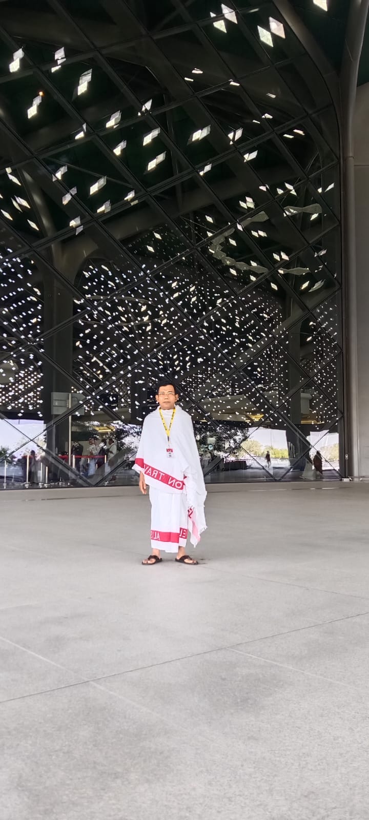 KH. M. Sutoyo saat berada di tanah suci.