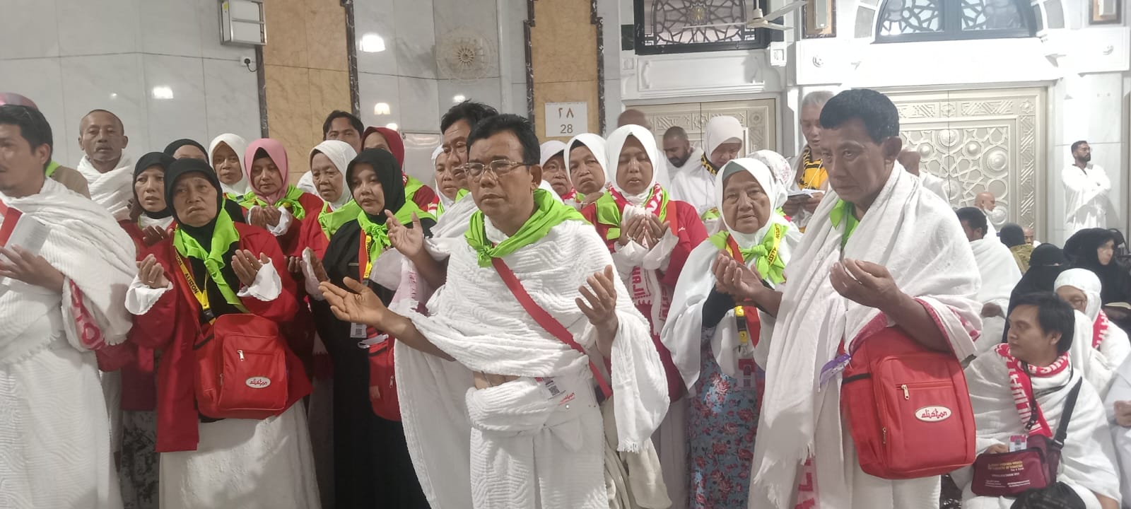 TANPA TUNGGU LAMA: KH. M. Sutoyo bersama para jemaah, saat beribadah di Tanah Suci.&nbsp;(ISTIMEWA)