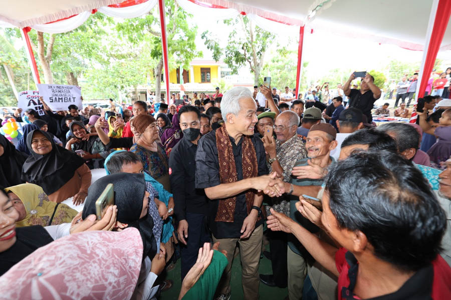 TILIK SEDULUR: Ganjar Pranowo menemui ribuan warga dari sejumlah desa di Kabupaten Musi Banyuasin, Sumatera Selatan pada Senin (6/11). (Istimewa)