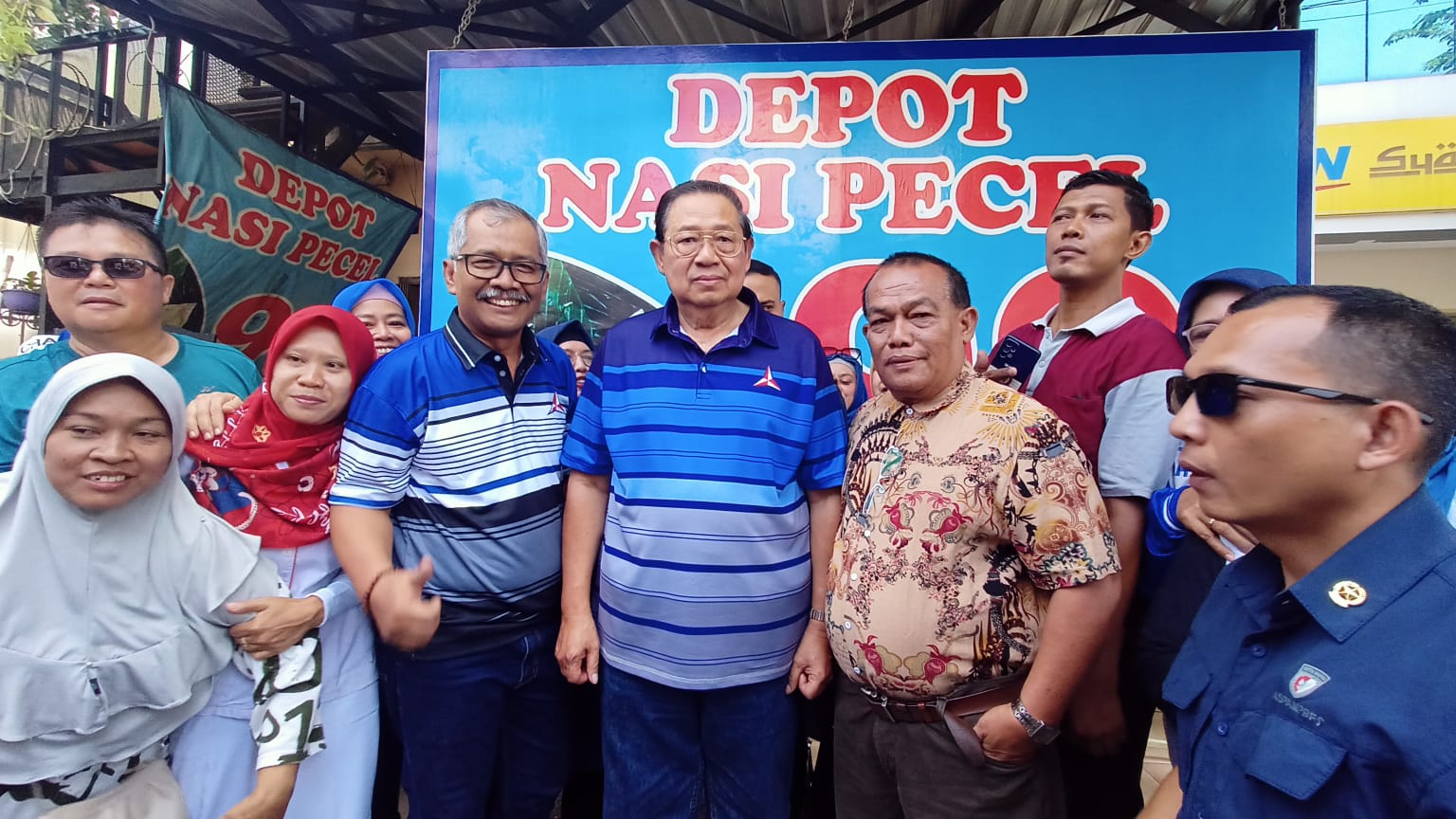 AKRAB: Ketua DPC Partai Demokrat Kota Madiun Istono bersama dengan Ketua Majelis Tinggi Partai Demokrat Susilo Bambang Yudhoyono di Depot Nasi Pecel 99, Selasa (21/11).