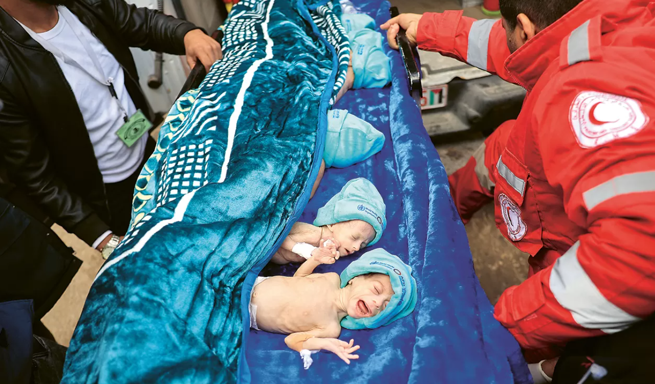EVAKUASI: Bayi-bayi baru lahir dievakuasi di RS Indonesia di Gaza. (JAWAPOS.COM)