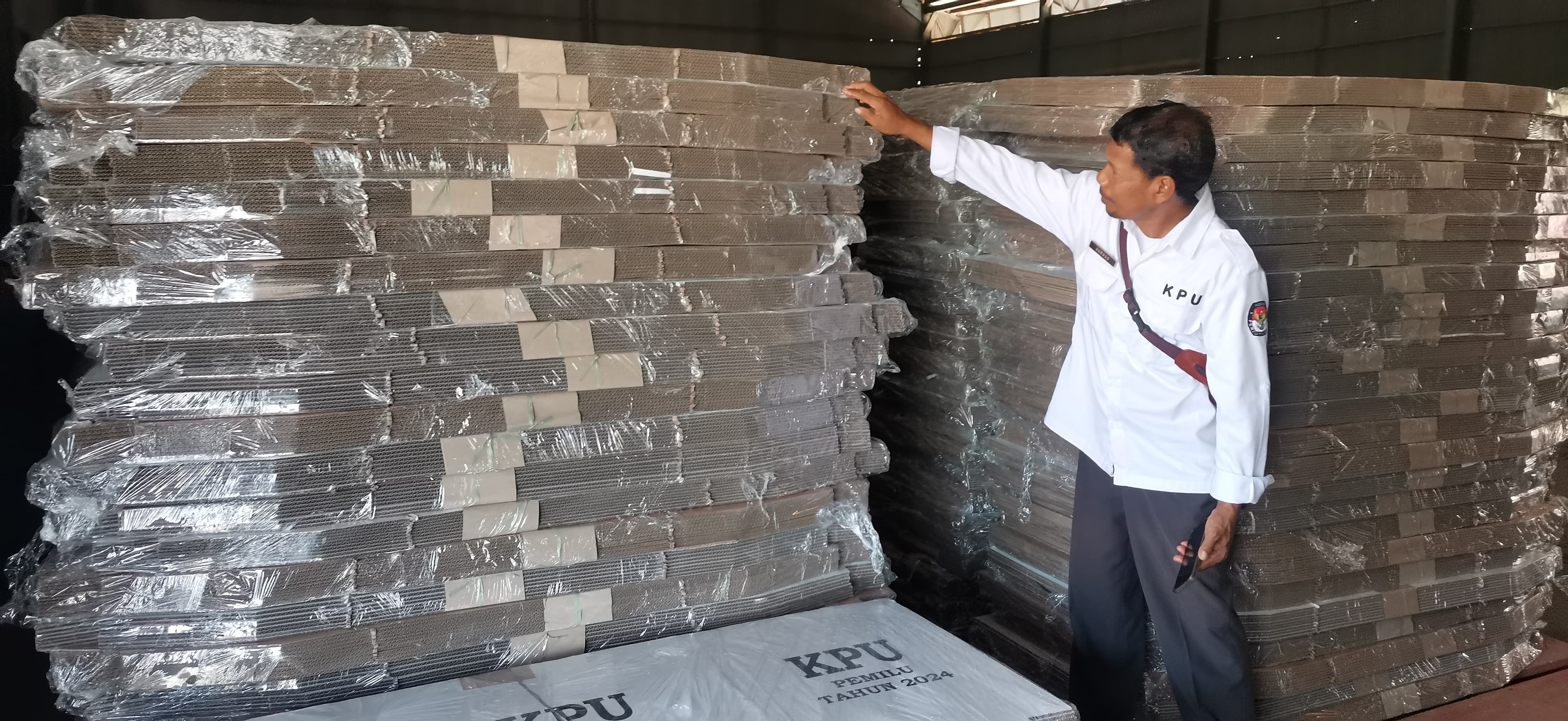 SORTIR: Petugas KPU Ponorogo memeriksa logistik yang tiba di Gudang KPU Ponorogo Senin (20/11) lalu.&nbsp;(KPU PONOROGO)