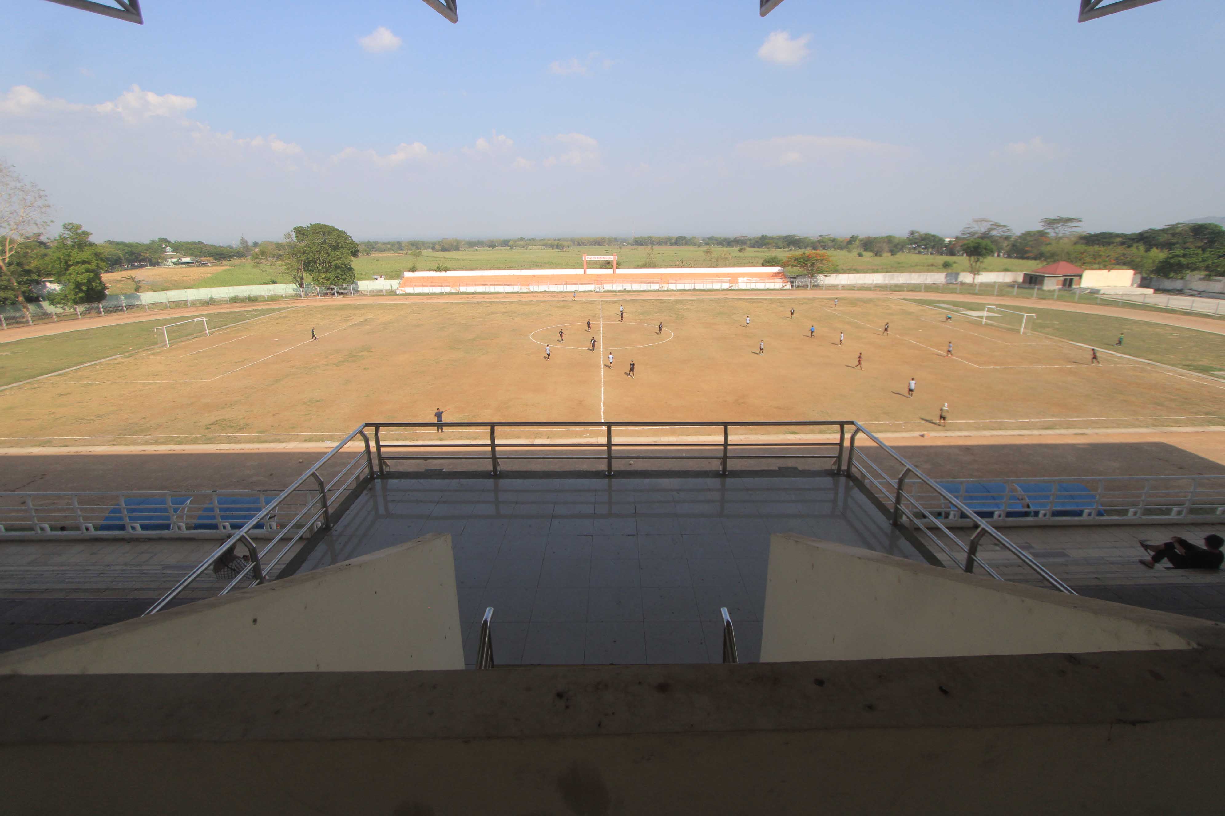 KERING: Kondisi Stadion Yosonegoro, Magetan, terkini. Askab setempat maksimalkan perawatan rumput menjelang Liga 3 Jatim 2023/2024 bergulir.&nbsp;(AJI PUTRA/JAWA POS RADAR MAGETAN)