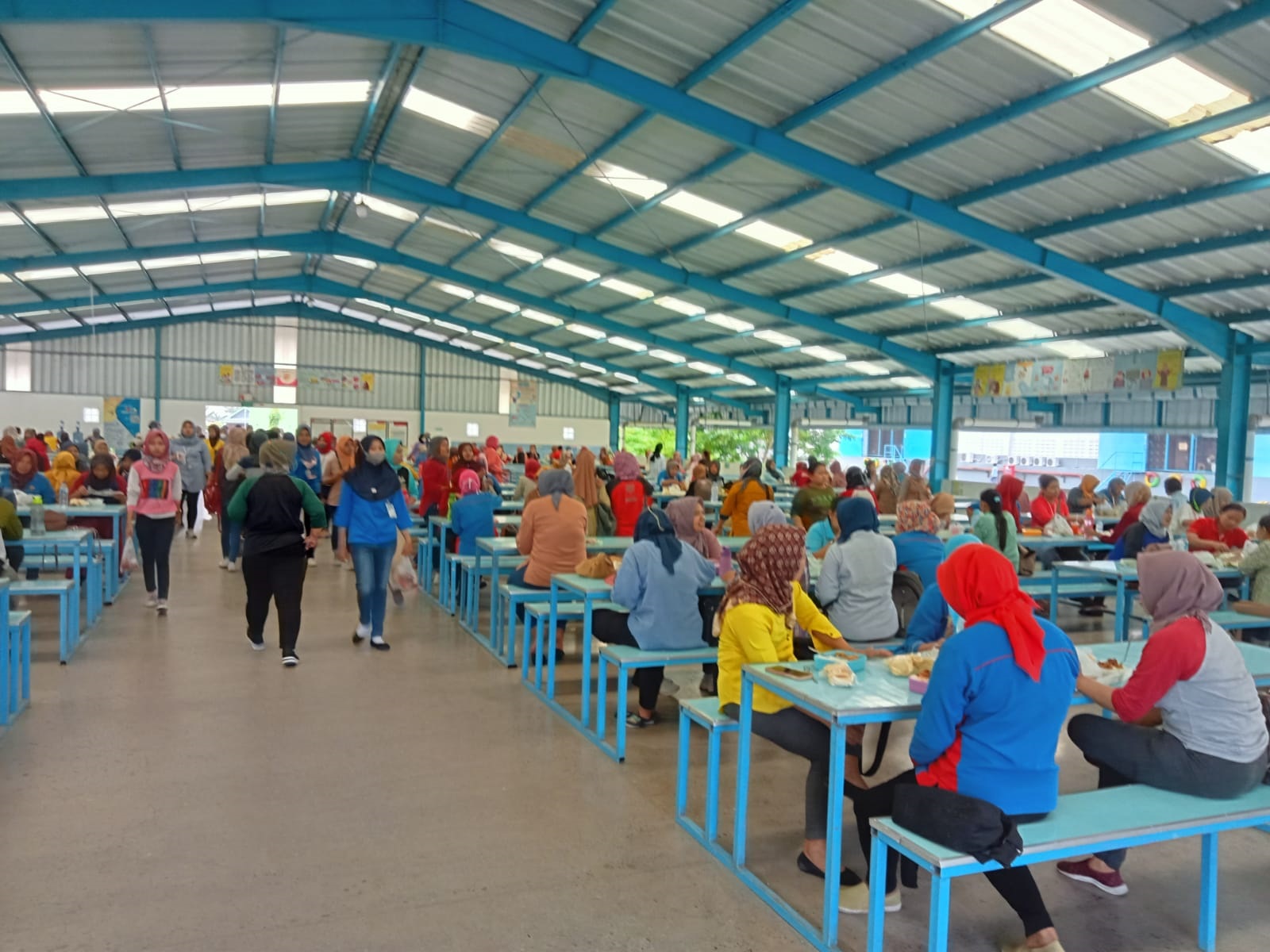 TAK LAYAK: Para buruh pabrik sepatu di Ngawi tengah beristirahat. Dewan pengupahan setempat menghitung kenaikan UMK tahun depan hanya Rp 20 ribu.&nbsp; (ISTIMEWA)
