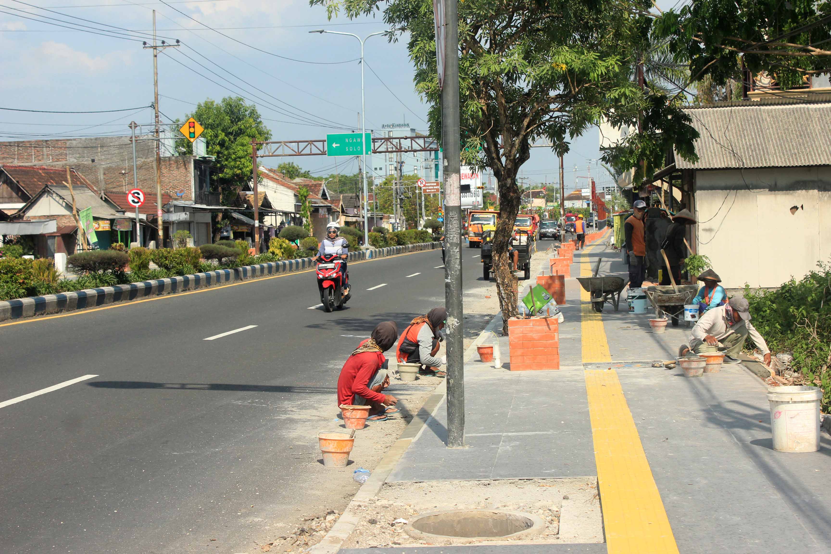 GENCAR: Sejumlah pekerja menyelesaikan proyek pembangunan trotoar di Jalan Pangsud beberapa hari lalu.&nbsp;(LODITYA FERNANDEZ/RADAR CARUBAN)