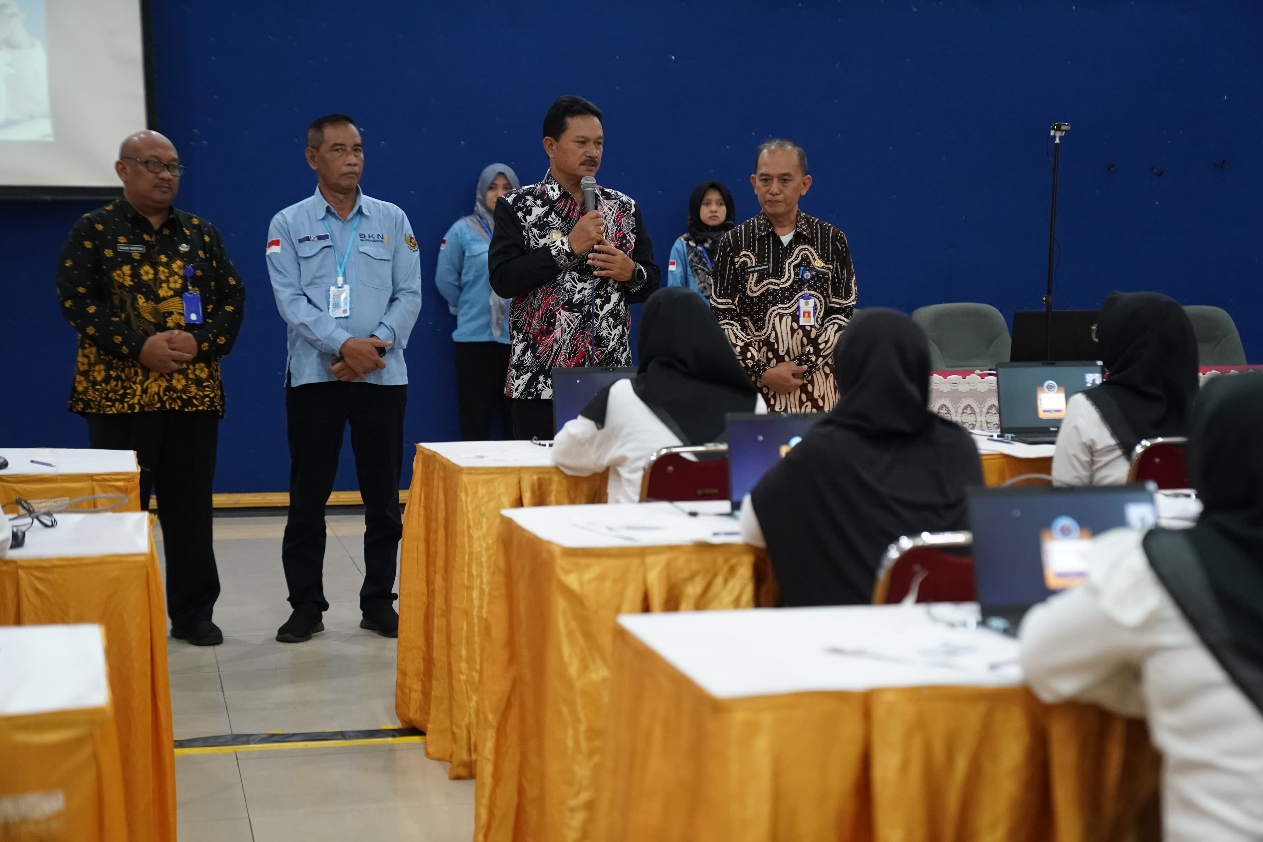 ABDI NEGARA: Wali kota Maidi meninjau kesiapan peserta tes seleksi calon PPPK Pemkot Madiun di Asrama Haji kemarin (23/11).&nbsp;(DISKOMINFO KOTA MADIUN)