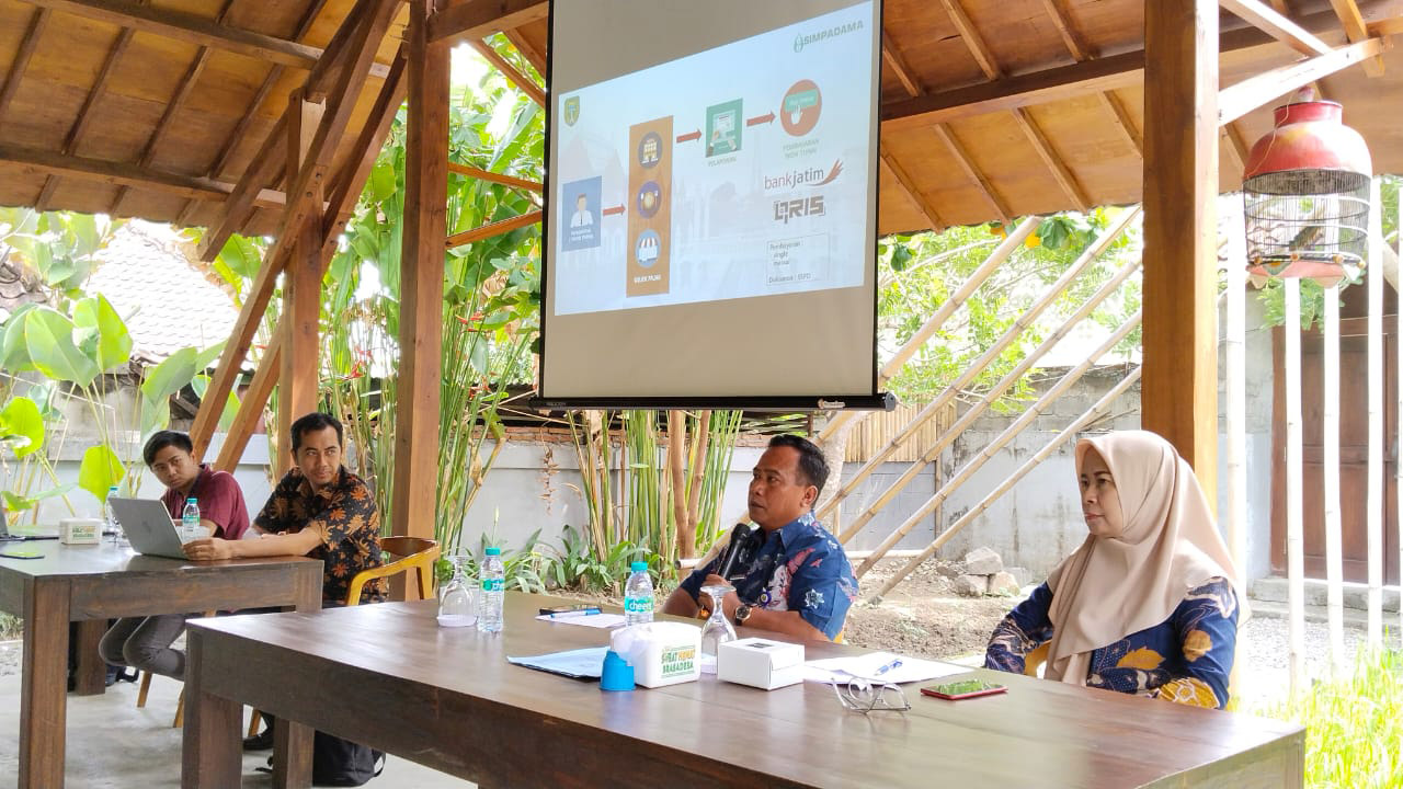 INFORMATIF: Kepala Bapenda Kota Madiun Jariyanto saat memberikan penjelasan terkait keberadaan fitur baru QRIS dan virtual account dalam Simpadama kepada para wajib pajak. (BAPENDA UNTUK RADARMADIUN)