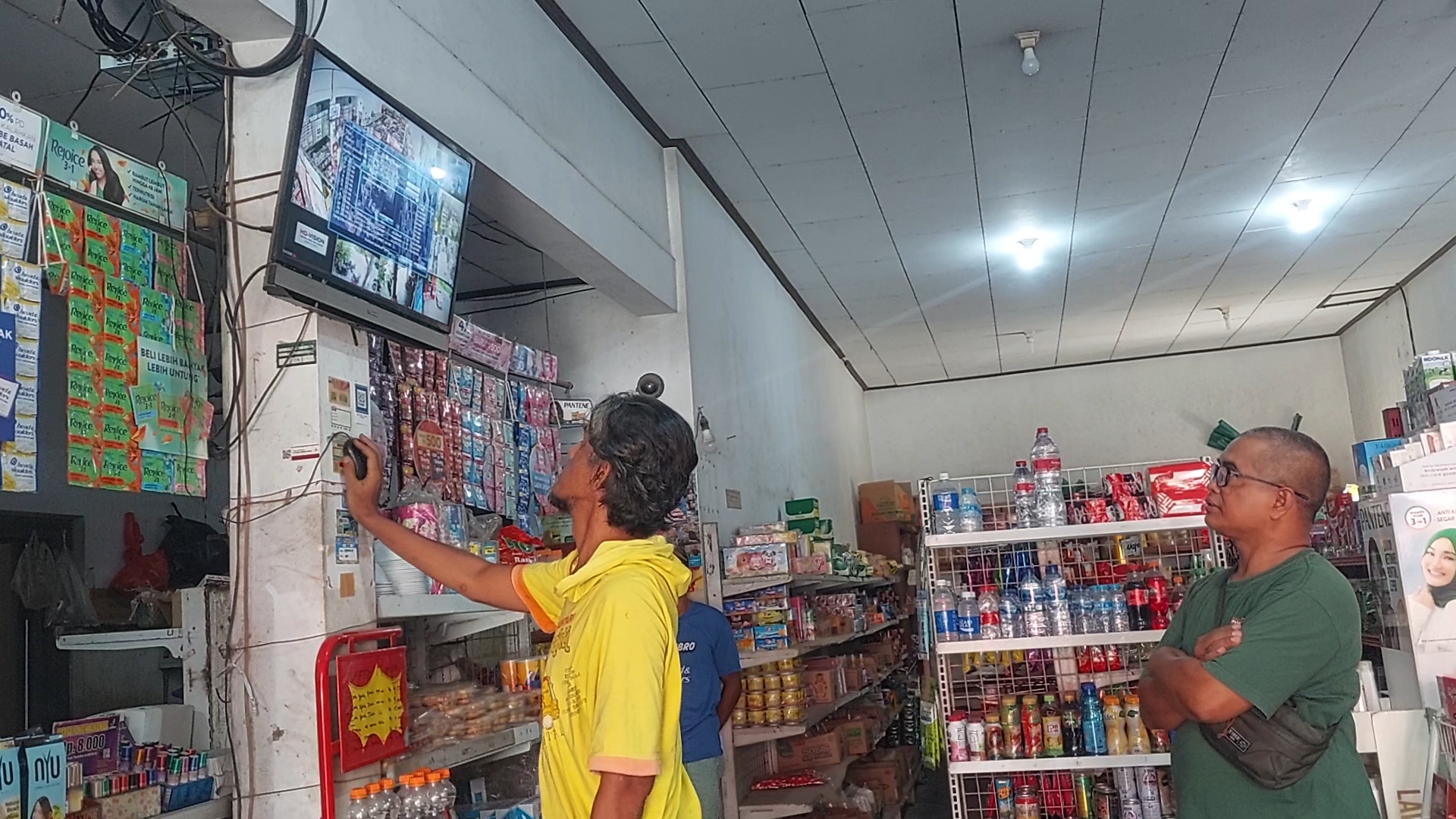 DISATRONI: Aksi pencurian toko grosir di Dolopo, Kabupaten Madiun, pada Kamis (23/11) dini hari terekam CCTV. (DIAN RAHAYU/RADAR MADIUN)
