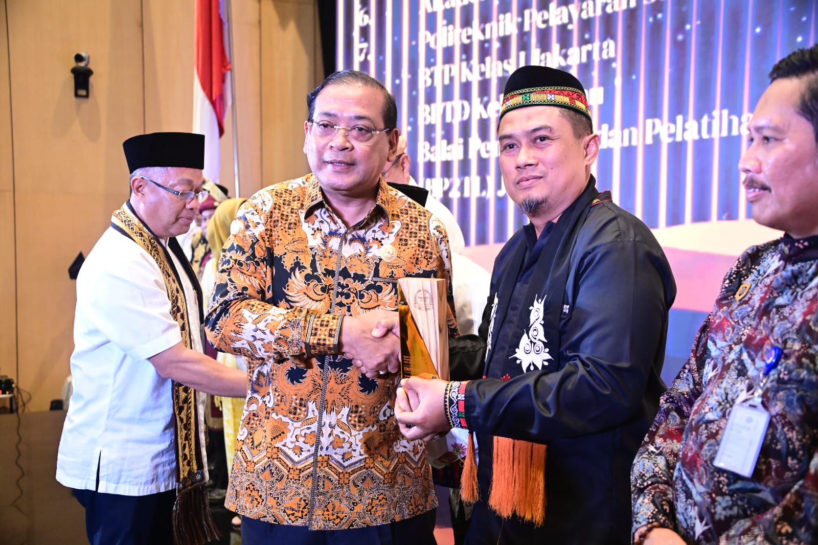 BERGENGSI: Direktur PPI Madiun Yuwono Wiarco menerima penghargaan Predikat Informatif Anugerah Standar Layanan Informasi Publik Tingkat PPID Pelaksana UPT Eselon III Kemenhub 2023.