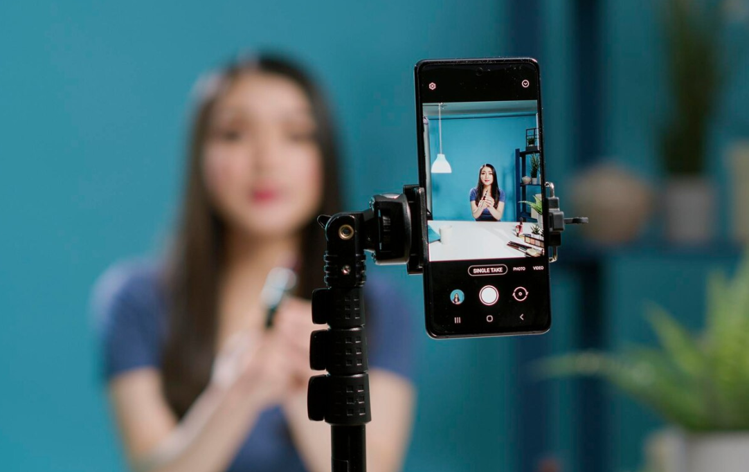Ilustrasi live streaming (FREEPIK)