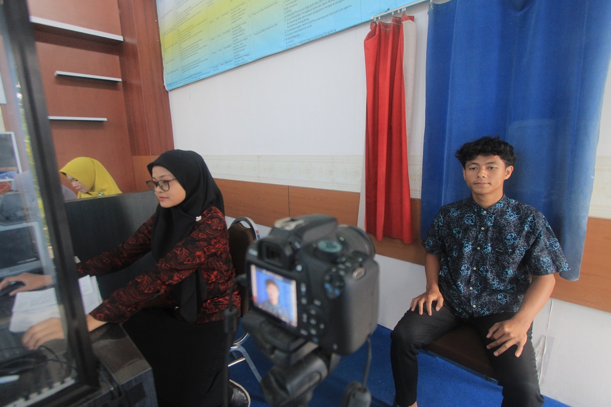 DOKUMEN KEPENDUDUKAN: Suasana perekaman KTP-el di Dispendukcapil Magetan.
