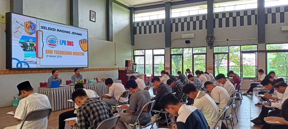 SALURKAN: Bursa Kerja Khusus (BKK) SMK Yosonegoro rutin menggelar rekrutmen untuk para siswa maupun alumni. (ERIC WIBOWO/RADAR MAGETAN)
