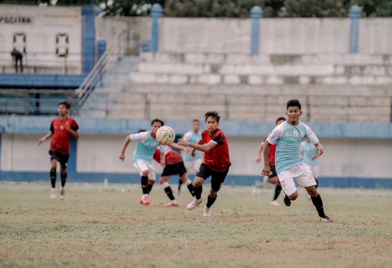DIWARNAI FRIKSI: Perspa menjamu Persinga dalam laga uji coba di Stadion Pacitan, Jumat (24/11). Pertandingan berakhir imbang 1-1.&nbsp;(NUR CAHYONO/RADAR PACITAN)
